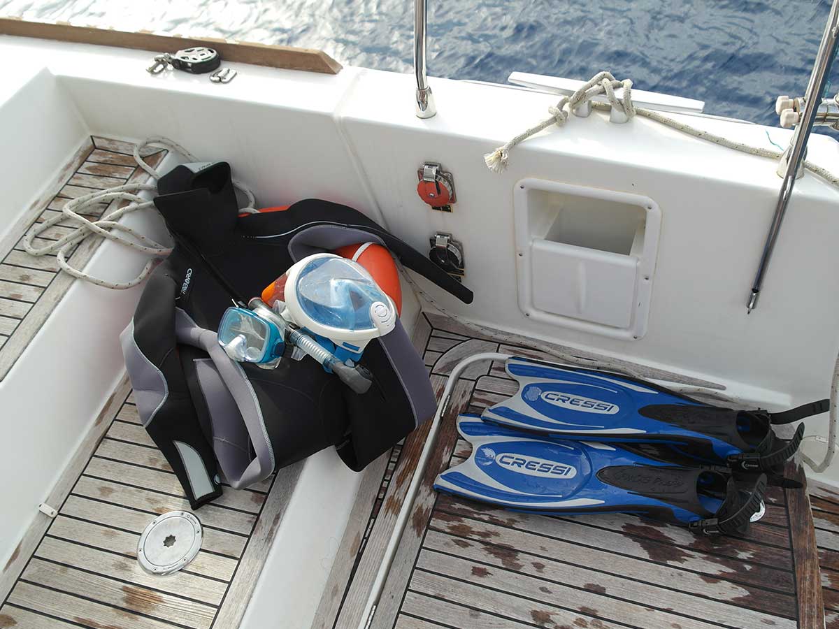 snorkling-on-legend-catamaran