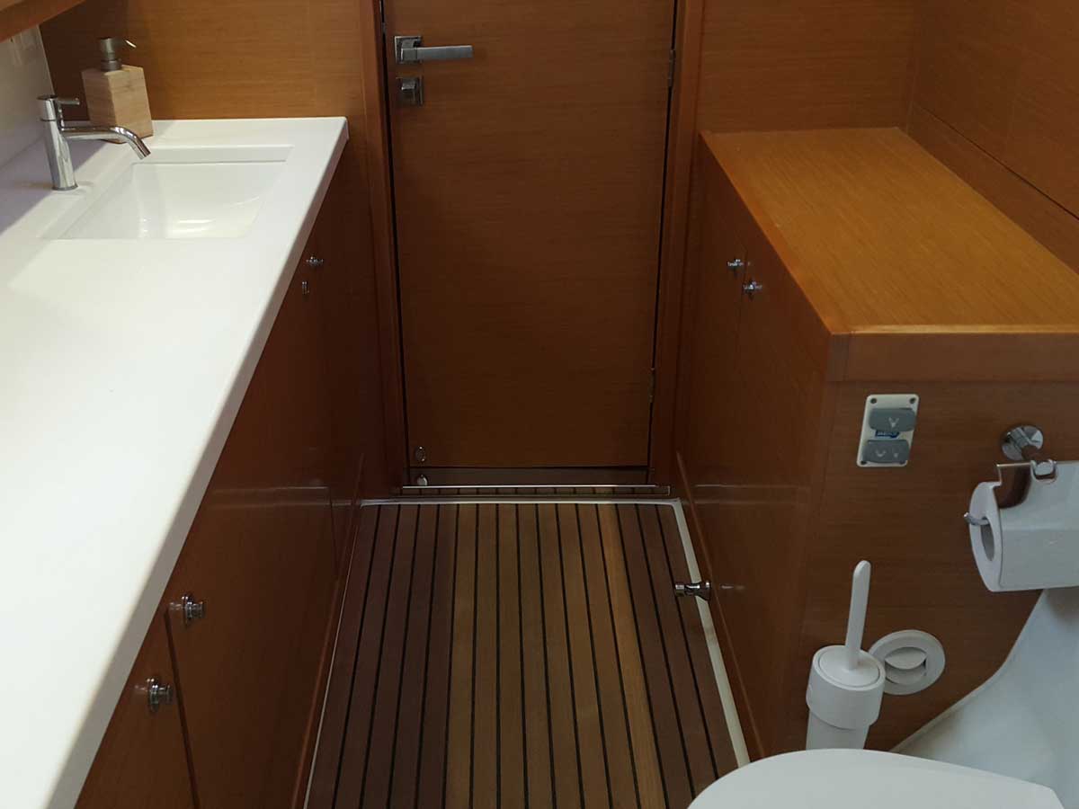 spacy-toilet-in-lagoon-catamaran